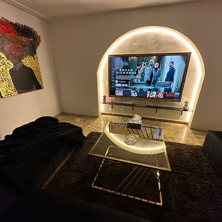 Modern 1-Bedroom Apartment In Zamalek Visits Allowed カイロ エクステリア 写真