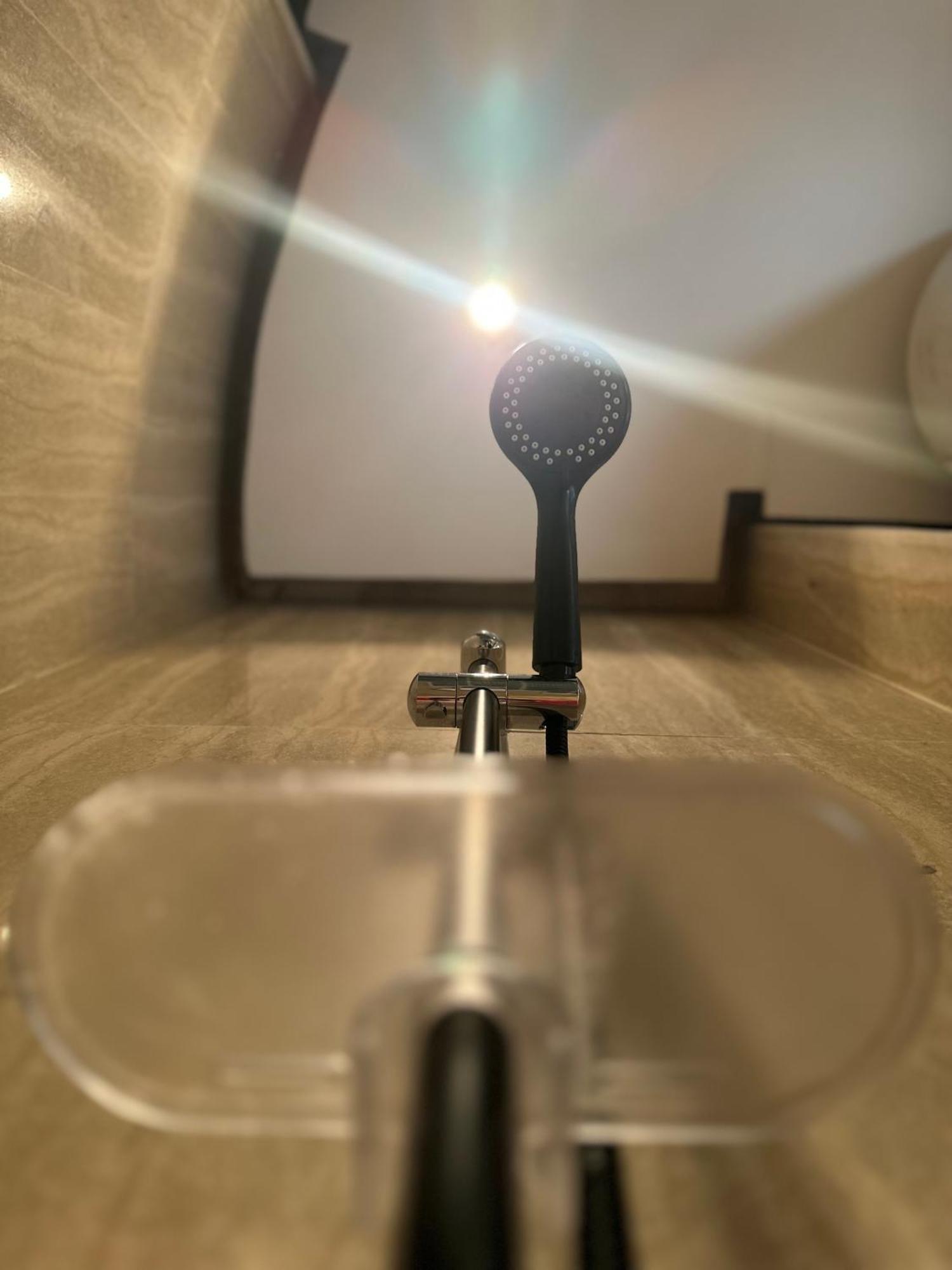 Modern 1-Bedroom Apartment In Zamalek Visits Allowed カイロ エクステリア 写真
