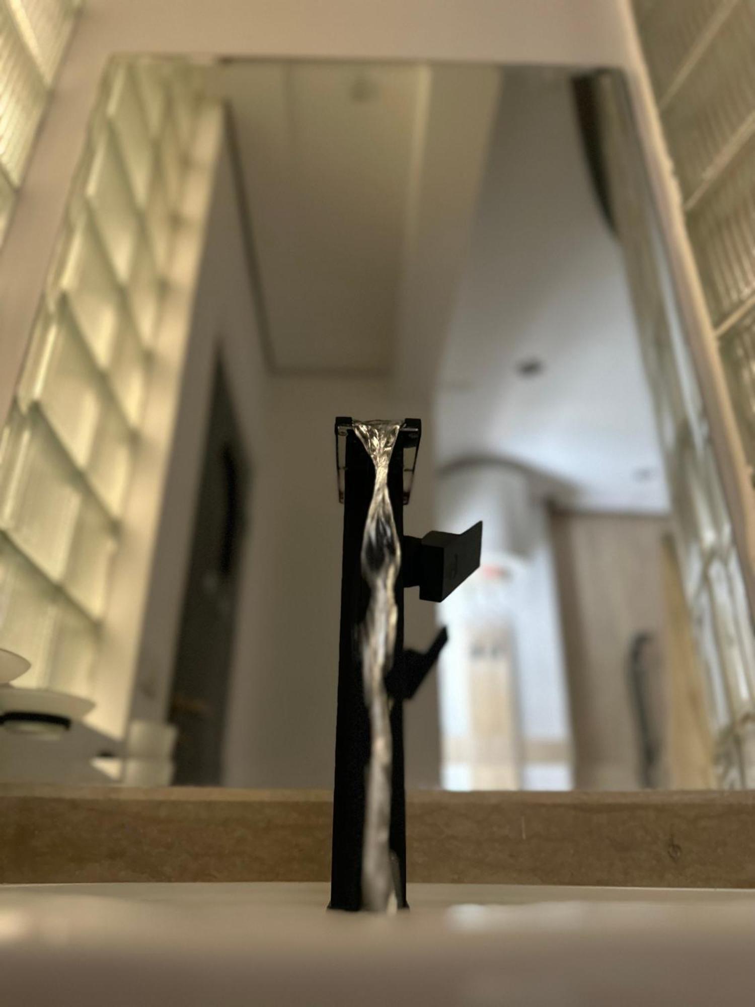 Modern 1-Bedroom Apartment In Zamalek Visits Allowed カイロ エクステリア 写真