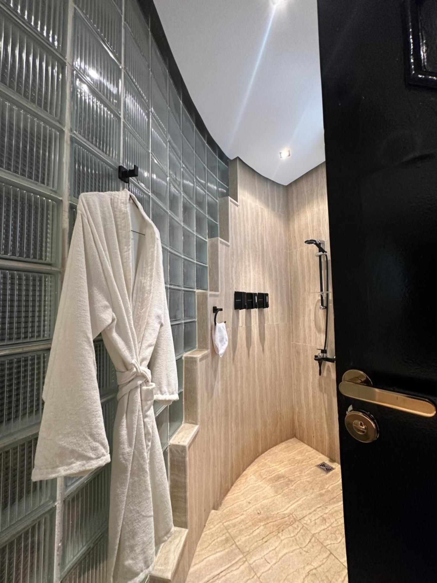 Modern 1-Bedroom Apartment In Zamalek Visits Allowed カイロ エクステリア 写真