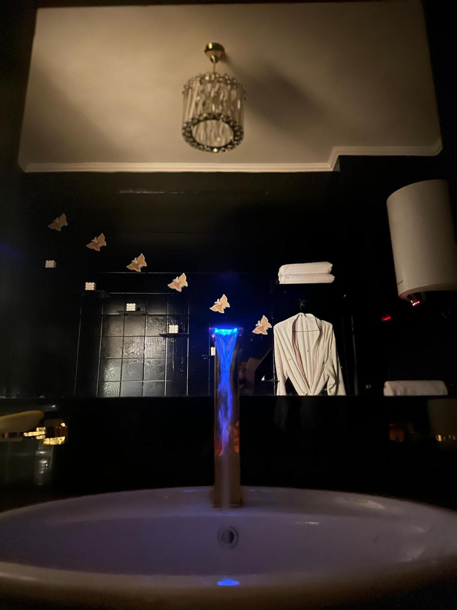 Modern 1-Bedroom Apartment In Zamalek Visits Allowed カイロ エクステリア 写真