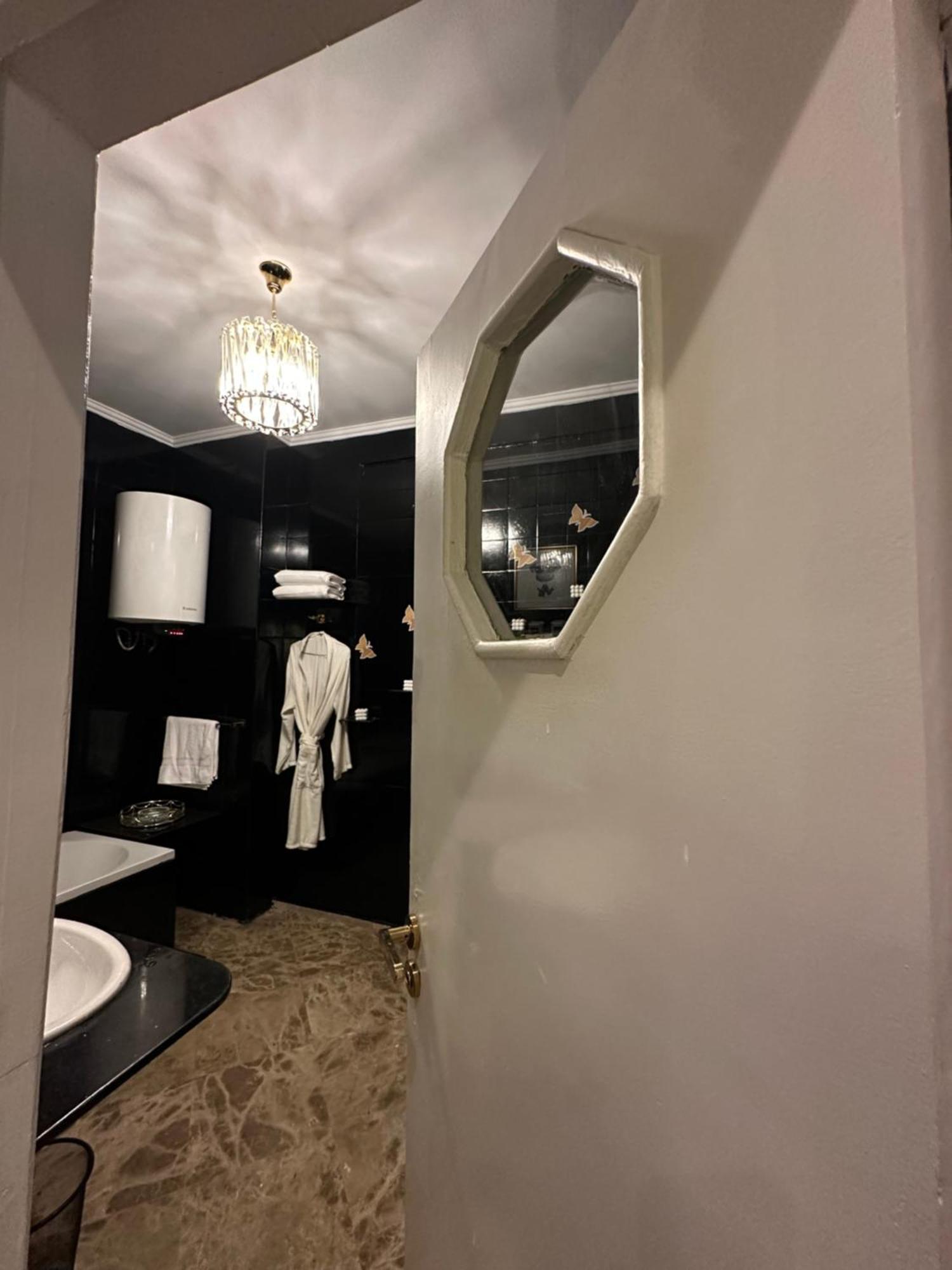 Modern 1-Bedroom Apartment In Zamalek Visits Allowed カイロ エクステリア 写真