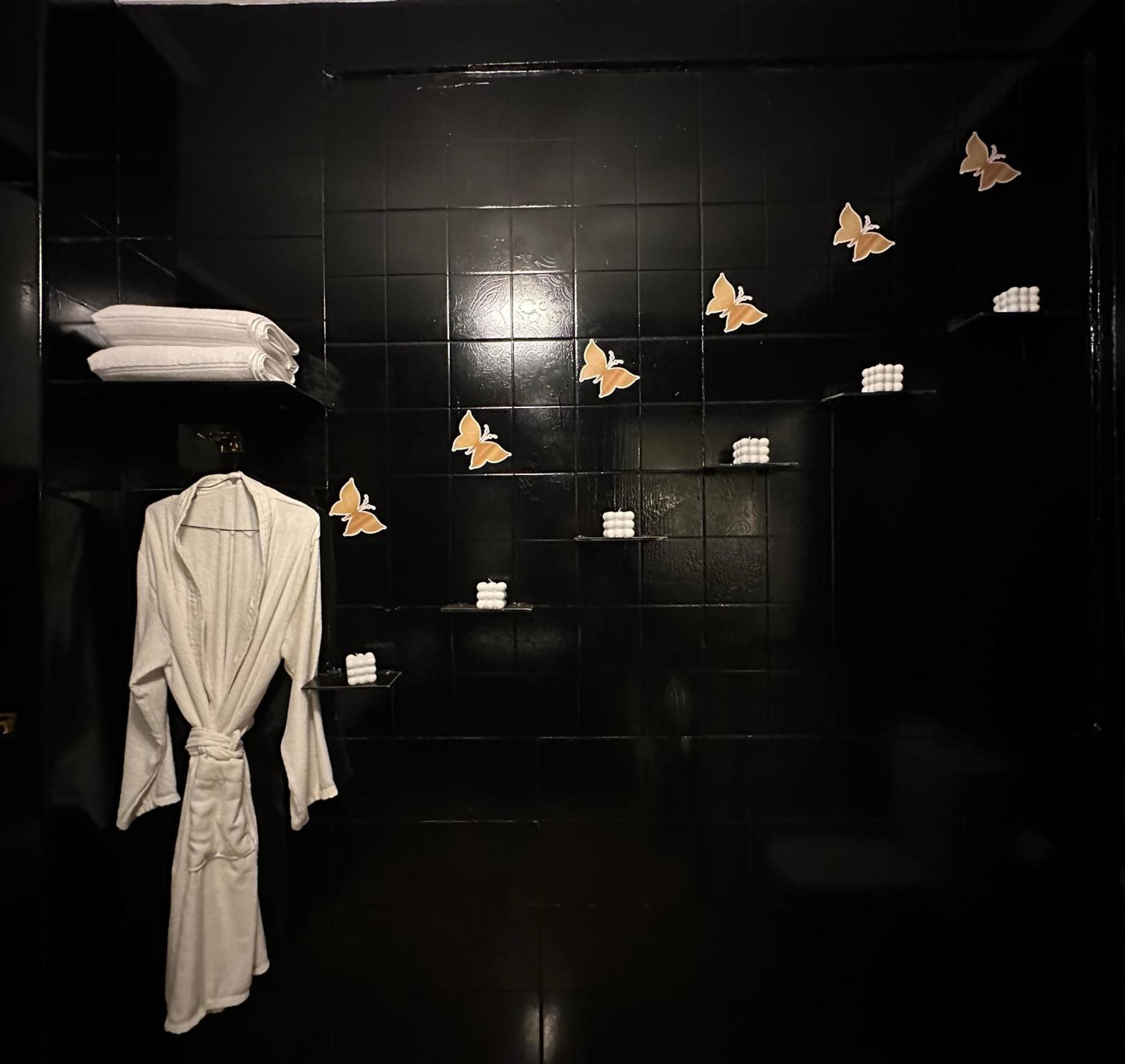 Modern 1-Bedroom Apartment In Zamalek Visits Allowed カイロ エクステリア 写真