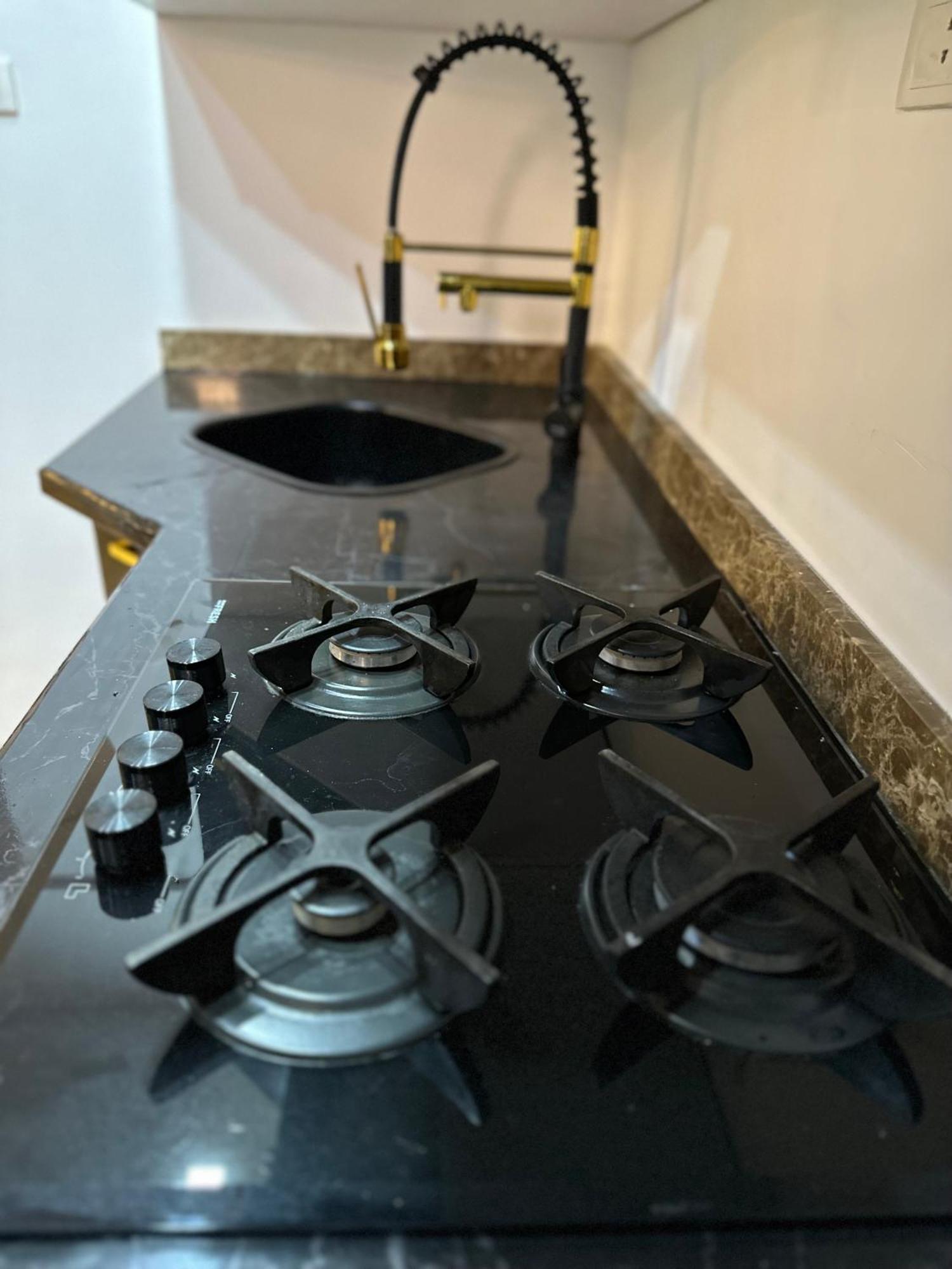 Modern 1-Bedroom Apartment In Zamalek Visits Allowed カイロ エクステリア 写真
