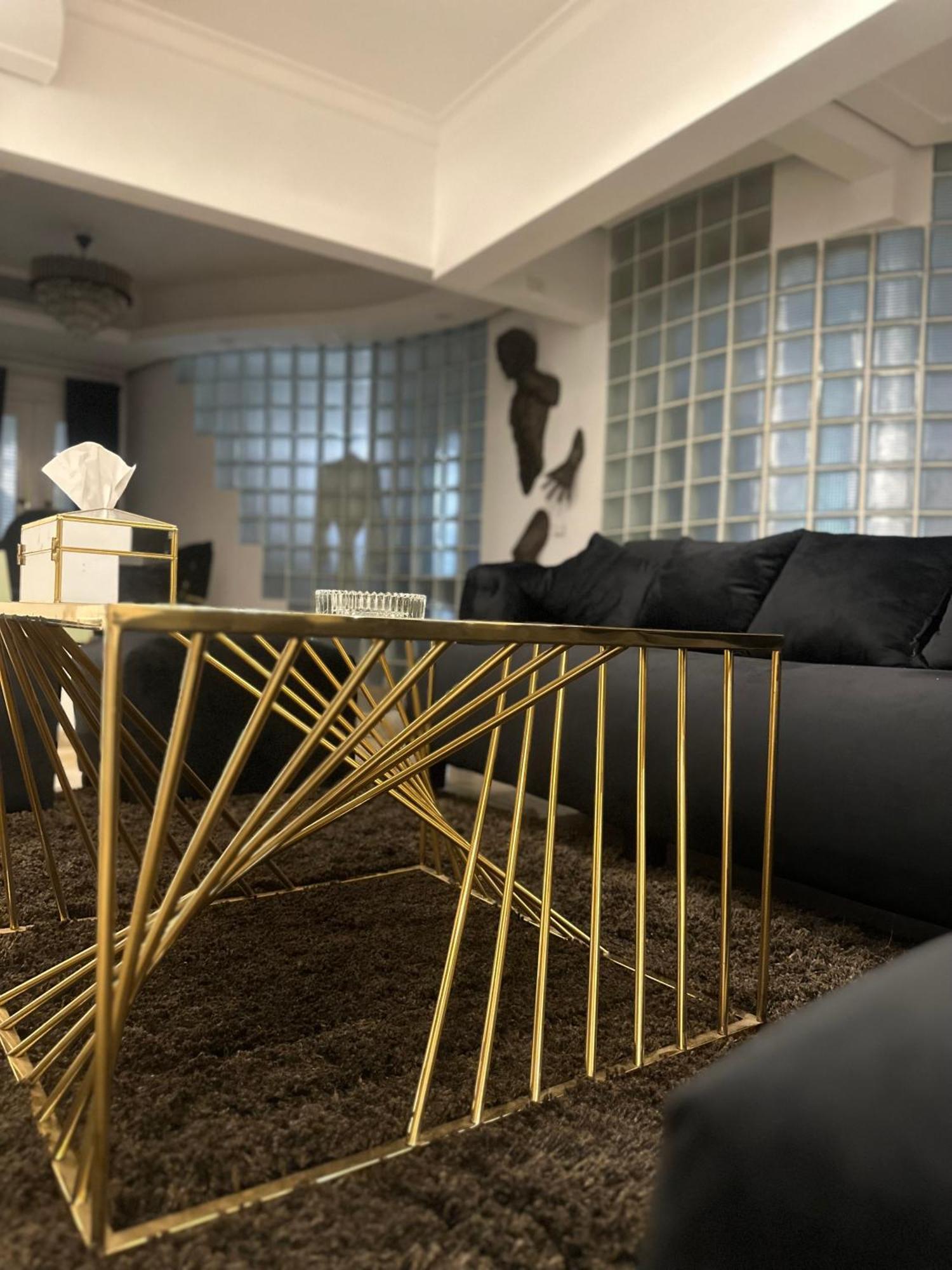 Modern 1-Bedroom Apartment In Zamalek Visits Allowed カイロ エクステリア 写真